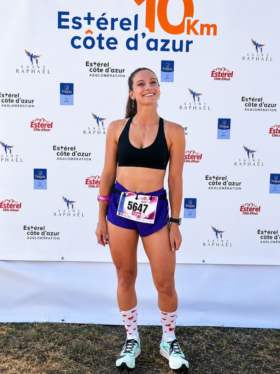 Océane, coach sportive, souriante après une course